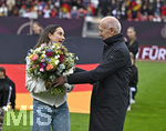 14.04.2026,  WM-Qualifikation Europa, Frauen 2026, 3.Spieltag, Deutschland - Österreich, im Max-Morlock-Stadion Nürnberg, Sara Däbritz wird offiziell vom DFB verabschiedet von DFB Präsident Bernd Neuendorf (re, Deutschland) 