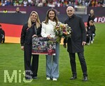 14.04.2026,  WM-Qualifikation Europa, Frauen 2026, 3.Spieltag, Deutschland - Österreich, im Max-Morlock-Stadion Nürnberg, Sara Däbritz wird offiziell vom DFB verabschiedet,  Nia Künzer (li) und DFB Präsident Bernd Neuendorf (re, Deutschland) 