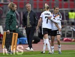 14.04.2026,  WM-Qualifikation Europa, Frauen 2026, 3.Spieltag, Deutschland - Österreich, im Max-Morlock-Stadion Nürnberg, v.l. Trainer Christian Wück (Deutschland), Giulia Gwinn (Deutschland) und Carlotta Wamser (Deutschland) 