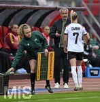 14.04.2026,  WM-Qualifikation Europa, Frauen 2026, 3.Spieltag, Deutschland - Österreich, im Max-Morlock-Stadion Nürnberg, v.l. Giulia Gwinn (Deutschland) und Trainer Christian Wück (Deutschland) 