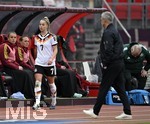 14.04.2026,  WM-Qualifikation Europa, Frauen 2026, 3.Spieltag, Deutschland - Österreich, im Max-Morlock-Stadion Nürnberg, v.l. Giulia Gwinn (Deutschland) und Trainer Christian Wück (Deutschland) 