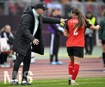 14.04.2026,  WM-Qualifikation Europa, Frauen 2026, 3.Spieltag, Deutschland - Österreich, im Max-Morlock-Stadion Nürnberg, v.l. Trainer Alexander Schriebl (Österreich) und Chiara D Angelo (Österreich).