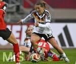 14.04.2026,  WM-Qualifikation Europa, Frauen 2026, 3.Spieltag, Deutschland - Österreich, im Max-Morlock-Stadion Nürnberg, Carlotta Wamser (Deutschland) setzt sich durch gegen Virginia Kirchberger (Österreich) 