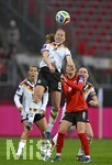14.04.2026,  WM-Qualifikation Europa, Frauen 2026, 3.Spieltag, Deutschland - Österreich, im Max-Morlock-Stadion Nürnberg, v.l. Sjoeke Nüsken (Deutschland) gegen Barbara Dunst (Österreich) 
