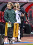 14.04.2026,  WM-Qualifikation Europa, Frauen 2026, 3.Spieltag, Deutschland - Österreich, im Max-Morlock-Stadion Nürnberg, Giulia Gwinn (Deutschland) bei Auswechslung enttäuscht, nach einem Zweikampf musste sie wegen Schulterschmerzen aus dem Spiel. Trainer Christian Wück (Deutschland) legt trösted den Arm um sie.