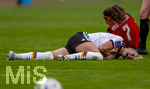 14.04.2026,  WM-Qualifikation Europa, Frauen 2026, 3.Spieltag, Deutschland - Österreich, im Max-Morlock-Stadion Nürnberg, Giulia Gwinn (Deutschland) nach einem Zweikampf, sie ist auf ihre Schulter gefallen und muss danach verletzt aus dem Spiel gehen.