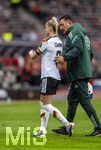 14.04.2026,  WM-Qualifikation Europa, Frauen 2026, 3.Spieltag, Deutschland - Österreich, im Max-Morlock-Stadion Nürnberg, Giulia Gwinn (li, Deutschland) nach ihrer Auswechslung, sie legt ihre Hand auf ihre linke Schulter. Nach einem Zweikampf musste sie wegen Schulterschmerzen aus dem Spiel gehen. re: Kristof Meyer (Physiotherapeut)