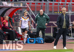 14.04.2026,  WM-Qualifikation Europa, Frauen 2026, 3.Spieltag, Deutschland - Österreich, im Max-Morlock-Stadion Nürnberg, Giulia Gwinn (Deutschland) nach ihrer Auswechslung enttäuscht, nach einem Zweikampf musste sie wegen Schulterschmerzen aus dem Spiel. re: Trainer Christian Wück (Deutschland) 