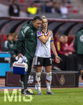 14.04.2026,  WM-Qualifikation Europa, Frauen 2026, 3.Spieltag, Deutschland - Österreich, im Max-Morlock-Stadion Nürnberg, Giulia Gwinn (re, Deutschland) nach ihrer Auswechslung, sie legt ihre Hand auf ihre linke Schulter. Nach einem Zweikampf musste sie wegen Schulterschmerzen aus dem Spiel gehen. links daneben: Kristof Meyer (Physiotherapeut)