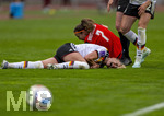 14.04.2026,  WM-Qualifikation Europa, Frauen 2026, 3.Spieltag, Deutschland - Österreich, im Max-Morlock-Stadion Nürnberg, Giulia Gwinn (Deutschland) nach einem Zweikampf, sie ist auf ihre Schulter gefallen und muss danach verletzt aus dem Spiel gehen.