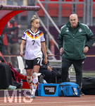 14.04.2026,  WM-Qualifikation Europa, Frauen 2026, 3.Spieltag, Deutschland - Österreich, im Max-Morlock-Stadion Nürnberg, Giulia Gwinn (Deutschland) nach ihrer Auswechslung enttäuscht, nach einem Zweikampf musste sie wegen Schulterschmerzen aus dem Spiel.