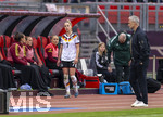 14.04.2026,  WM-Qualifikation Europa, Frauen 2026, 3.Spieltag, Deutschland - Österreich, im Max-Morlock-Stadion Nürnberg, Giulia Gwinn (Deutschland) nach ihrer Auswechslung enttäuscht, nach einem Zweikampf musste sie wegen Schulterschmerzen aus dem Spiel. re: Trainer Christian Wück (Deutschland) 
