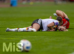 14.04.2026,  WM-Qualifikation Europa, Frauen 2026, 3.Spieltag, Deutschland - Österreich, im Max-Morlock-Stadion Nürnberg, Giulia Gwinn (Deutschland) nach einem Zweikampf, sie ist auf ihre Schulter gefallen und muss danach verletzt aus dem Spiel gehen.