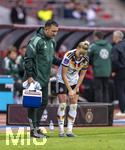 14.04.2026,  WM-Qualifikation Europa, Frauen 2026, 3.Spieltag, Deutschland - Österreich, im Max-Morlock-Stadion Nürnberg, Giulia Gwinn (re, Deutschland) nach ihrer Auswechslung schmerzvoll und enttäuscht, nach einem Zweikampf musste sie wegen Schulterschmerzen aus dem Spiel gehen. li: Kristof Meyer (Physiotherapeut)