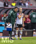 14.04.2026,  WM-Qualifikation Europa, Frauen 2026, 3.Spieltag, Deutschland - Österreich, im Max-Morlock-Stadion Nürnberg, Giulia Gwinn (re, Deutschland) nach ihrer Auswechslung, sie legt ihre Hand auf ihre linke Schulter. Nach einem Zweikampf musste sie wegen Schulterschmerzen aus dem Spiel gehen. li: Kristof Meyer (Physiotherapeut)