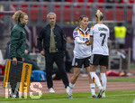 14.04.2026,  WM-Qualifikation Europa, Frauen 2026, 3.Spieltag, Deutschland - Österreich, im Max-Morlock-Stadion Nürnberg, Giulia Gwinn (re, Deutschland) bei Auswechslung enttäuscht, nach einem Zweikampf musste sie wegen Schulterschmerzen aus dem Spiel. Trainer Christian Wück (Deutschland) hinten besorgt. Carlotta Wamser (Deutschland) kommt ins Spiel.