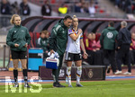 14.04.2026,  WM-Qualifikation Europa, Frauen 2026, 3.Spieltag, Deutschland - Österreich, im Max-Morlock-Stadion Nürnberg, Giulia Gwinn (re, Deutschland) nach ihrer Auswechslung, sie legt ihre Hand auf ihre linke Schulter. Nach einem Zweikampf musste sie wegen Schulterschmerzen aus dem Spiel gehen. links daneben: Kristof Meyer (Physiotherapeut)