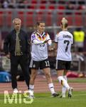 14.04.2026,  WM-Qualifikation Europa, Frauen 2026, 3.Spieltag, Deutschland - Österreich, im Max-Morlock-Stadion Nürnberg, Giulia Gwinn (re, Deutschland) bei Auswechslung enttäuscht, nach einem Zweikampf musste sie wegen Schulterschmerzen aus dem Spiel. Trainer Christian Wück (Deutschland) hinten besorgt. Carlotta Wamser (Deutschland) kommt ins Spiel.