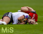 14.04.2026,  WM-Qualifikation Europa, Frauen 2026, 3.Spieltag, Deutschland - Österreich, im Max-Morlock-Stadion Nürnberg, Giulia Gwinn (Deutschland) nach einem Zweikampf, sie ist auf ihre Schulter gefallen und muss danach verletzt aus dem Spiel gehen.