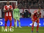 15.04.2026,  Fussball UEFA Championsleague 2025/2026: Viertelfinale Rückspiel,  FC Bayern München - Real Madrid, in der Allianz-Arena München, v.l. Jonathan Tah (FC Bayern München), Torwart Manuel Neuer (FC Bayern München) und Joshua Kimmich (FC Bayern München) sind enttäuscht.
  

