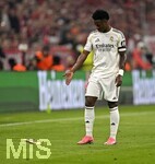 15.04.2026,  Fussball UEFA Championsleague 2025/2026: Viertelfinale Rückspiel,  FC Bayern München - Real Madrid, in der Allianz-Arena München, Vinicius Junior (Real Madrid) wurde beworfen
  

