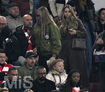 15.04.2026,  Fussball UEFA Championsleague 2025/2026: Viertelfinale Rückspiel,  FC Bayern München - Real Madrid, in der Allianz-Arena München, Anika Neuer (Deutschland) die Frau von Torwart Manuel Neuer (FC Bayern München) mit Baby Bauch.
  

