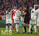 15.04.2026,  Fussball UEFA Championsleague 2025/2026: Viertelfinale Rückspiel,  FC Bayern München - Real Madrid, in der Allianz-Arena München, v.l. Serge Gnabry (FC Bayern München), Kylian Mbappe (Real Madrid) , Arda Güler (Real Madrid)  und Federico Valverde (Real Madrid)  diskutieren mit Schiedsrichter Slavko Vincic (Slowenien).
  

