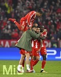 15.04.2026,  Fussball UEFA Championsleague 2025/2026: Viertelfinale Rückspiel,  FC Bayern München - Real Madrid, in der Allianz-Arena München, 
  Die Bayern Spieler feiern v.l. Michael Olise (FC Bayern München), Josip Stanisic (Bayern München), Jonathan Tah (FC Bayern München), Luis Diaz (FC Bayern München) und Dayot Upamecano (FC Bayern München) 

