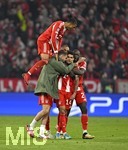 15.04.2026,  Fussball UEFA Championsleague 2025/2026: Viertelfinale Rückspiel,  FC Bayern München - Real Madrid, in der Allianz-Arena München, 
  Die Bayern Spieler feiern v.l. Michael Olise (FC Bayern München), Josip Stanisic (Bayern München), Jonathan Tah (FC Bayern München), Luis Diaz (FC Bayern München) und Dayot Upamecano (FC Bayern München) 

