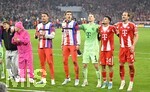 15.04.2026,  Fussball UEFA Championsleague 2025/2026: Viertelfinale Rückspiel,  FC Bayern München - Real Madrid, in der Allianz-Arena München, Die Bayern Spieler liegen sich im Arm v.l. Tom Bischof (Bayern München), Lennart Karl (FC Bayern München), Erblin Osmani (Bayern München), Leon Goretzka (FC Bayern München), Torwart Manuel Neuer (FC Bayern München), Luis Diaz (FC Bayern München) und Harry Kane (FC Bayern München)  jubeln
  

