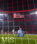 15.04.2026,  Fussball UEFA Championsleague 2025/2026: Viertelfinale Rückspiel,  FC Bayern München - Real Madrid, in der Allianz-Arena München, Torwart Andriy Lunin (Real Madrid) geschlagen am Boden 
  

