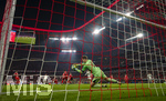 15.04.2026,  Fussball UEFA Championsleague 2025/2026: Viertelfinale Rückspiel,  FC Bayern München - Real Madrid, in der Allianz-Arena München, Torwart Manuel Neuer (FC Bayern München) hat den Ball sicher 