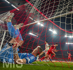 15.04.2026,  Fussball UEFA Championsleague 2025/2026: Viertelfinale Rückspiel,  FC Bayern München - Real Madrid, in der Allianz-Arena München, nach einem Gegentor, Torwart Andriy Lunin (Real Madrid) frustriert am Boden im Tornetz. mit Trent Alexander-Arnold (Real Madrid), Ferland Mendy (Real Madrid) re: Aleksandar Pavlovic (re, Bayern München)  jubelt über das 1:1