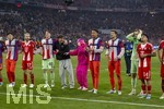 15.04.2026,  Fussball UEFA Championsleague 2025/2026: Viertelfinale Rückspiel,  FC Bayern München - Real Madrid, in der Allianz-Arena München,Schlussjubel  nach dem 4:3, die Spieler in der Fankurve. Min-jae Kim (Bayern München, Minjae Kim), Konrad Laimer (FC Bayern München), Torwart Jonas Urbig (FC Bayern München), Tom Bischof (Bayern München), Lennart Karl (FC Bayern München), Torwart Leonard Prescott (FC Bayern München) und Filip Pavic (FC Bayern München), Leon Goretzka (FC Bayern München), Torwart Manuel Neuer (FC Bayern München), Luis Diaz (FC Bayern München) 
