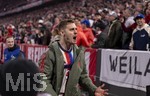 15.04.2026,  Fussball UEFA Championsleague 2025/2026: Viertelfinale Rückspiel,  FC Bayern München - Real Madrid, in der Allianz-Arena München, Torjubel nach dem 4:3 Siegtor von Michael Olise (FC Bayern München) bei Josip Stanisic (Bayern München) bei den Fans 