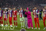 15.04.2026,  Fussball UEFA Championsleague 2025/2026: Viertelfinale Rückspiel,  FC Bayern München - Real Madrid, in der Allianz-Arena München,Schlussjubel  nach dem 4:3, die Spieler in der Fankurve. Min-jae Kim (Bayern München, Minjae Kim), Konrad Laimer (FC Bayern München), Torwart Jonas Urbig (FC Bayern München), Tom Bischof (Bayern München), Lennart Karl (FC Bayern München), Torwart Leonard Prescott (FC Bayern München) und Filip Pavic (FC Bayern München), Leon Goretzka (FC Bayern München), Torwart Manuel Neuer (FC Bayern München), Luis Diaz (FC Bayern München), Bildserie: Tom Bischof (Bayern München) klaut Lennart Karl (FC Bayern München) die pinke Mütze vom Kopf.
