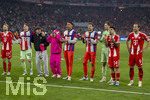 15.04.2026,  Fussball UEFA Championsleague 2025/2026: Viertelfinale Rückspiel,  FC Bayern München - Real Madrid, in der Allianz-Arena München,Schlussjubel  nach dem 4:3, die Spieler in der Fankurve. Min-jae Kim (Bayern München, Minjae Kim), Konrad Laimer (FC Bayern München), Torwart Jonas Urbig (FC Bayern München), Tom Bischof (Bayern München), Lennart Karl (FC Bayern München), Torwart Leonard Prescott (FC Bayern München) und Filip Pavic (FC Bayern München), Leon Goretzka (FC Bayern München), Torwart Manuel Neuer (FC Bayern München), Luis Diaz (FC Bayern München) 
