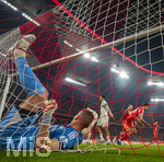 15.04.2026,  Fussball UEFA Championsleague 2025/2026: Viertelfinale Rückspiel,  FC Bayern München - Real Madrid, in der Allianz-Arena München, nach einem Gegentor, Torwart Andriy Lunin (Real Madrid) frustriert am Boden im Tornetz. mit Trent Alexander-Arnold (Real Madrid), Ferland Mendy (Real Madrid)  
2.vre: Harry Kane (FC Bayern München) jubelt das Tor zum 1:1 von Aleksandar Pavlovic (re, Bayern München)  