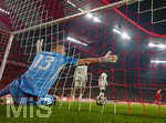 15.04.2026,  Fussball UEFA Championsleague 2025/2026: Viertelfinale Rückspiel,  FC Bayern München - Real Madrid, in der Allianz-Arena München, nach einem Gegentor, Torwart Andriy Lunin (Real Madrid) frustriert am Boden im Tornetz.