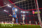 15.04.2026,  Fussball UEFA Championsleague 2025/2026: Viertelfinale Rückspiel,  FC Bayern München - Real Madrid, in der Allianz-Arena München, nach einem Gegentor, Torwart Andriy Lunin (Real Madrid) schlägt den Ball frustriert aus dem Tor