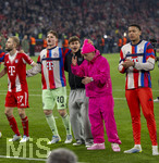 15.04.2026,  Fussball UEFA Championsleague 2025/2026: Viertelfinale Rückspiel,  FC Bayern München - Real Madrid, in der Allianz-Arena München,Schlussjubel  nach dem 4:3, die Spieler in der Fankurve. Min-jae Kim (Bayern München, Minjae Kim), Konrad Laimer (FC Bayern München), Torwart Jonas Urbig (FC Bayern München), Tom Bischof (Bayern München), Lennart Karl (FC Bayern München), Torwart Leonard Prescott (FC Bayern München) und Filip Pavic (FC Bayern München), Leon Goretzka (FC Bayern München), Torwart Manuel Neuer (FC Bayern München), Luis Diaz (FC Bayern München), Bildserie: Tom Bischof (Bayern München) klaut Lennart Karl (FC Bayern München) die pinke Mütze vom Kopf.
