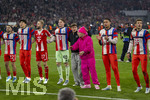 15.04.2026,  Fussball UEFA Championsleague 2025/2026: Viertelfinale Rückspiel,  FC Bayern München - Real Madrid, in der Allianz-Arena München,Schlussjubel  nach dem 4:3, die Spieler in der Fankurve. Min-jae Kim (Bayern München, Minjae Kim), Konrad Laimer (FC Bayern München), Torwart Jonas Urbig (FC Bayern München), Tom Bischof (Bayern München), Lennart Karl (FC Bayern München), Torwart Leonard Prescott (FC Bayern München) und Filip Pavic (FC Bayern München), Leon Goretzka (FC Bayern München), Torwart Manuel Neuer (FC Bayern München), Luis Diaz (FC Bayern München), Bildserie: Tom Bischof (Bayern München) klaut Lennart Karl (FC Bayern München) die pinke Mütze vom Kopf.
