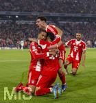 15.04.2026,  Fussball UEFA Championsleague 2025/2026: Viertelfinale Rückspiel,  FC Bayern München - Real Madrid, in der Allianz-Arena München, Torjubel nach dem 4:3 von Michael Olise (li, FC Bayern München) mit Luis Diaz (FC Bayern München), Aleksandar Pavlovic (Bayern München)  