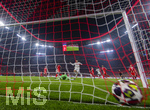 15.04.2026,  Fussball UEFA Championsleague 2025/2026: Viertelfinale Rückspiel,  FC Bayern München - Real Madrid, in der Allianz-Arena München, Torschuss zum 3:2 für Madrid von Kylian Mbappe (Real Madrid) gegen den geschlagenen Torwart Manuel Neuer (FC Bayern München) 