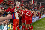 15.04.2026,  Fussball UEFA Championsleague 2025/2026: Viertelfinale Rückspiel,  FC Bayern München - Real Madrid, in der Allianz-Arena München, Fans stürmen vor Abpfiff den Innenraum und drücken beim Torjubel die Banden mit den Fotografen um, zwei Fotografen werden verletzt, sogar bewusstlos, und müssen danach nötärztlich versorgt werden. Jamal Musiala (Bayern München), Aleksandar Pavlovic (Bayern München) , 