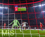 15.04.2026,  Fussball UEFA Championsleague 2025/2026: Viertelfinale Rückspiel,  FC Bayern München - Real Madrid, in der Allianz-Arena München, Torschuss zum 3:2 für Madrid von Kylian Mbappe (re, Real Madrid) gegen Torwart Manuel Neuer (li, FC Bayern München) 