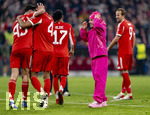 15.04.2026,  Fussball UEFA Championsleague 2025/2026: Viertelfinale Rückspiel,  FC Bayern München - Real Madrid, in der Allianz-Arena München, Nach Schlusspfiff frenetischer Jubel bei den Bayern, v.li: Aleksandar Pavlovic (Bayern München) mit Jonathan Tah (FC Bayern München), re: auch Lennart Karl (FC Bayern München), der mit einem Outfit in Pink auffällt.