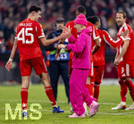 15.04.2026,  Fussball UEFA Championsleague 2025/2026: Viertelfinale Rückspiel,  FC Bayern München - Real Madrid, in der Allianz-Arena München, Nach Schlusspfiff frenetischer Jubel bei den Bayern, v.li: Aleksandar Pavlovic (Bayern München)  mit Lennart Karl (FC Bayern München), der mit einem Outfit in Pink auffällt.