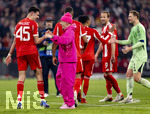15.04.2026,  Fussball UEFA Championsleague 2025/2026: Viertelfinale Rückspiel,  FC Bayern München - Real Madrid, in der Allianz-Arena München, Nach Schlusspfiff frenetischer Jubel bei den Bayern, v.li: Aleksandar Pavlovic (Bayern München)  mit Lennart Karl (FC Bayern München), der mit einem Outfit in Pink auffällt.