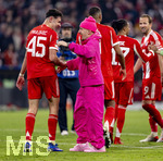 15.04.2026,  Fussball UEFA Championsleague 2025/2026: Viertelfinale Rückspiel,  FC Bayern München - Real Madrid, in der Allianz-Arena München, Nach Schlusspfiff frenetischer Jubel bei den Bayern, v.li: Aleksandar Pavlovic (Bayern München)  mit Lennart Karl (FC Bayern München), der mit einem Outfit in Pink auffällt.